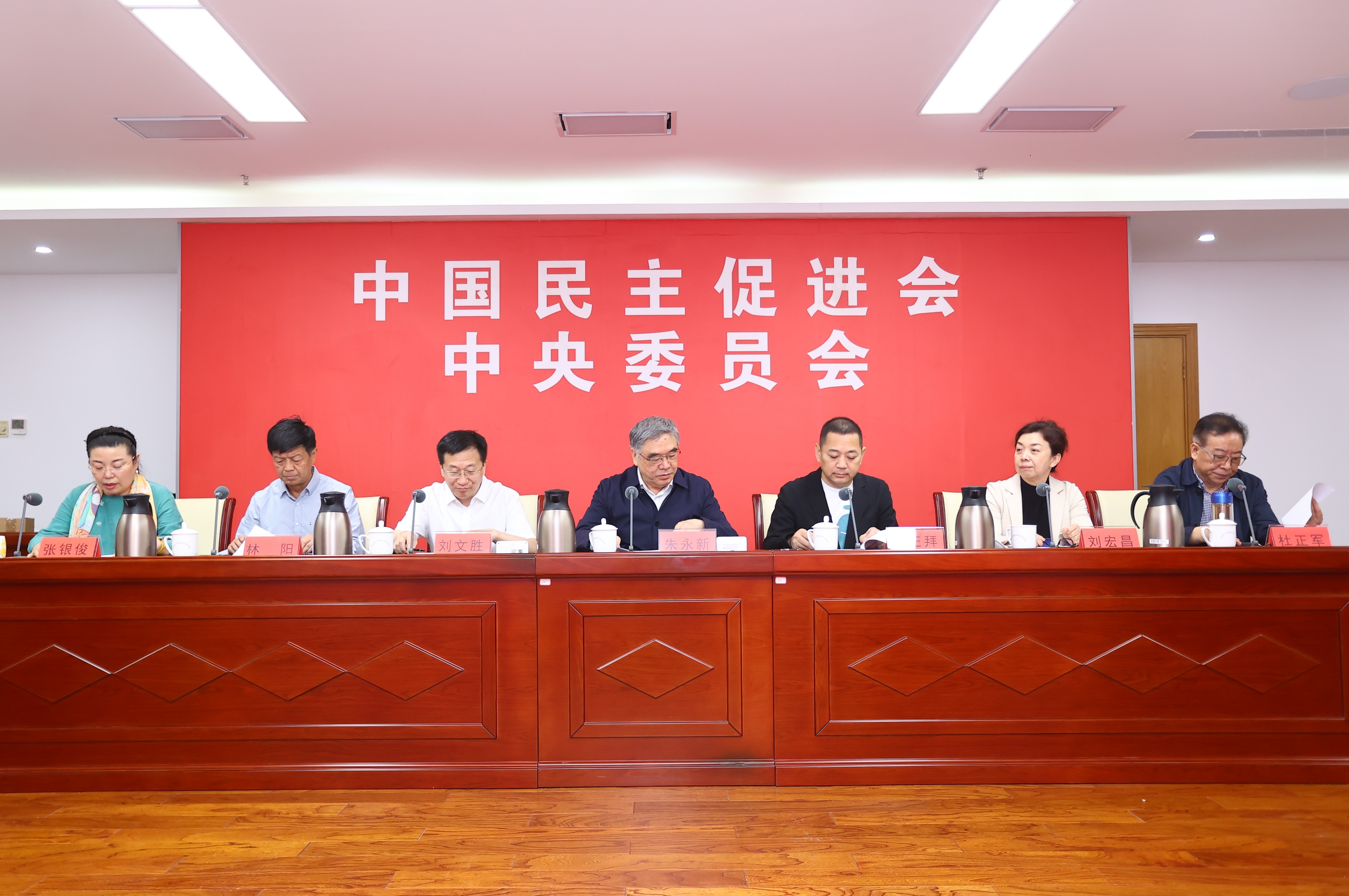 开明慈善基金会四届一次理事长办公会扩大会议暨捐赠仪式在京举行